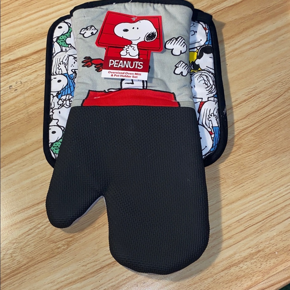 Peanuts Oversized Oven Mitt and Pot Holder Set - NWT